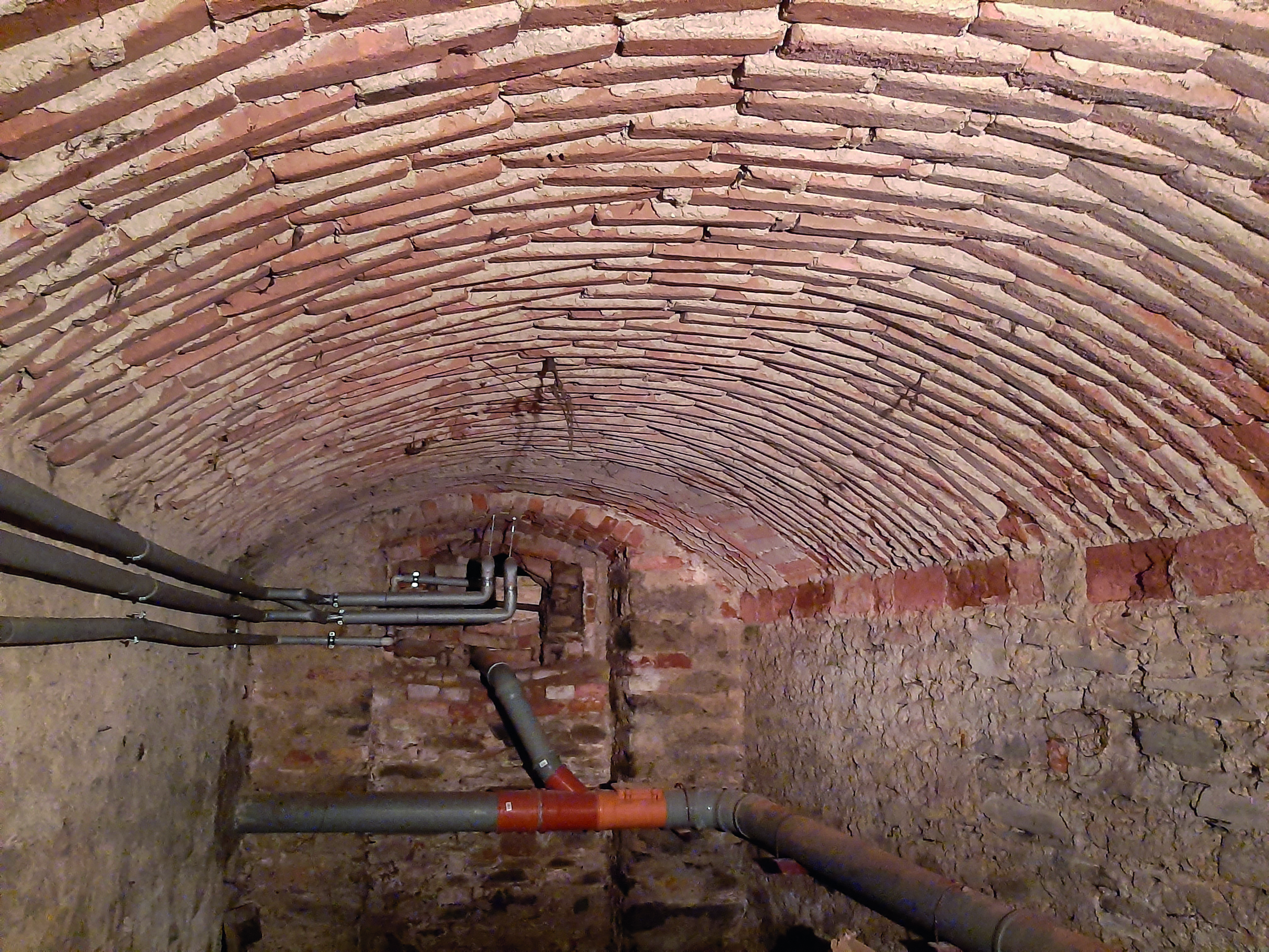 Klenbový cihlový strop ve sklepě z šedesátých let 19. století <BR>Foto: archiv Martina Škáby<BR>